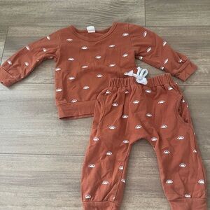 Gender Neutral Baby Burnt Orange Outfit with White Sun Pattern Size 6-9 months